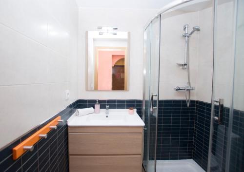 a bathroom with a sink and a shower at Edificio Calpemar in Calpe