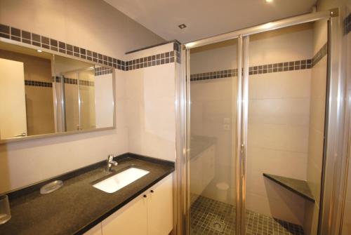 une salle de bain avec un lavabo et une douche dans l'établissement Résidence Gray d'Albion 2P NAP558, à Cannes