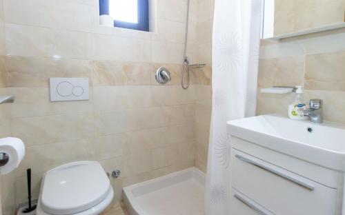 Łazienka z białą toaletą i umywalką w obiekcie Room 96-1 w Rovinj