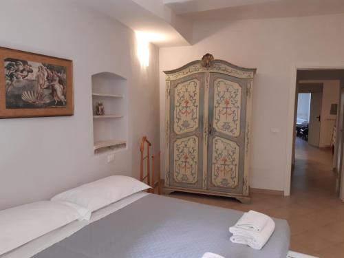 Cette chambre comprend un lit et une grande porte. dans l'établissement casa de blu, à Florence