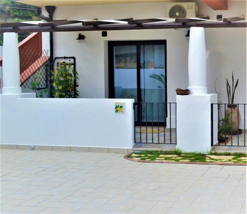 a white fence in front of a house at Dimora d'Estate (Sicilian Holidays) in Milazzo