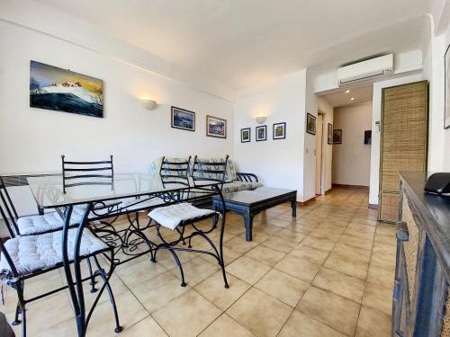 un salon avec une table et des chaises de salle à manger dans l'établissement Palais Rouaze 2P SOM2151, à Cannes