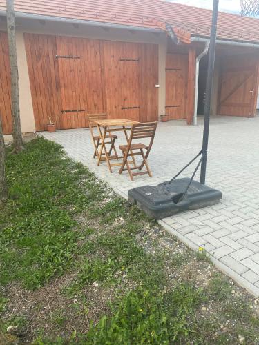 Taman di luar Ókerka Vendégház