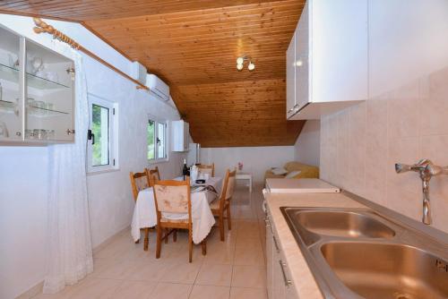 A cozinha ou cozinha compacta de 2-bedroom apartment with large terrace 3558-1