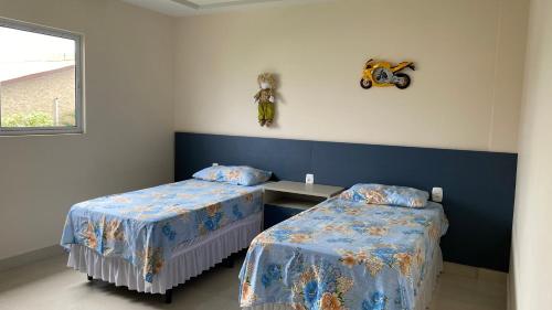 Tempat tidur dalam kamar di Cond Águas da Serra Haras e Golfe - CasamodernaGL!