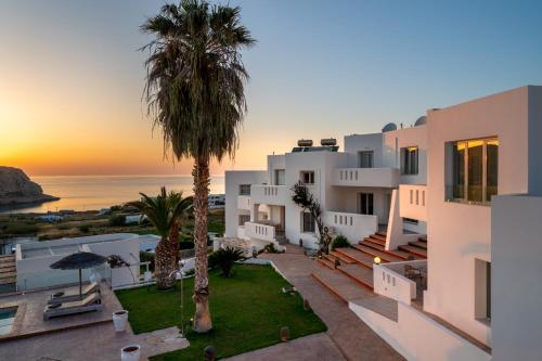 uma villa com vista para o oceano em Arkasa Palace em Arkasa