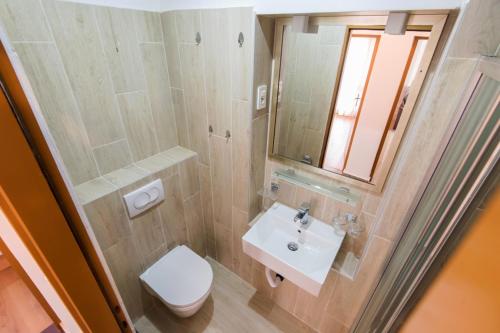 Kúpeľňa v ubytovaní Holiday apartment in Privlaka with sea view, balcony, air conditioning, WiFi 3598-1
