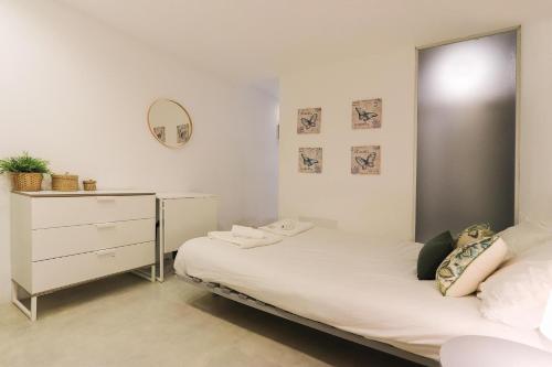 リスボンにあるBairro Alto Blue & Green by Homingのベッドルーム1室(ベッド2台、ドレッサー、鏡付)