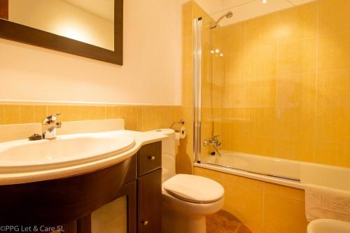 Koupelna v ubytování (HAR002) Sea View Apartment 200m to Beach