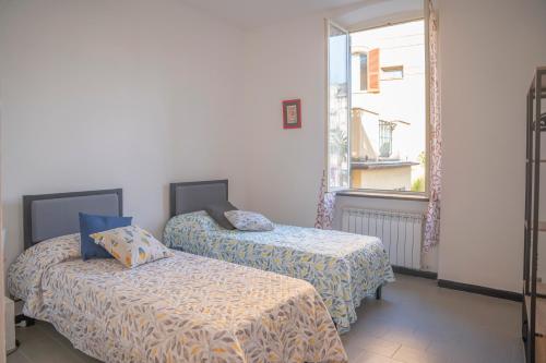 Una cama o camas en una habitación de 040 - Casa del LORD a Chiavari CENTRO 500 metri dal MARE