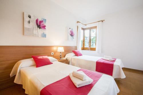 A bed or beds in a room at Miramar I by Sonne Villas