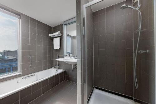 Een badkamer bij WestCord Art Hotel Amsterdam 4 stars