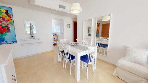 ベナルマデナにあるGolf Homes Benalmádenaの白いダイニングルーム(白いテーブルと椅子付)