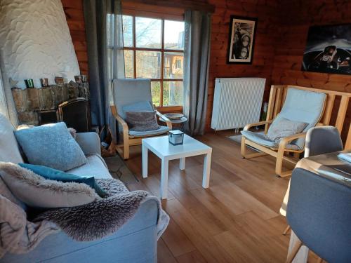 Ein Sitzbereich in der Unterkunft Le Numéro 12 - Chalet à Francorchamps