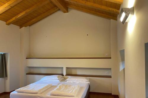 a bedroom with a bed in a room at Residence delle Tre Corone in Trescore Balneario