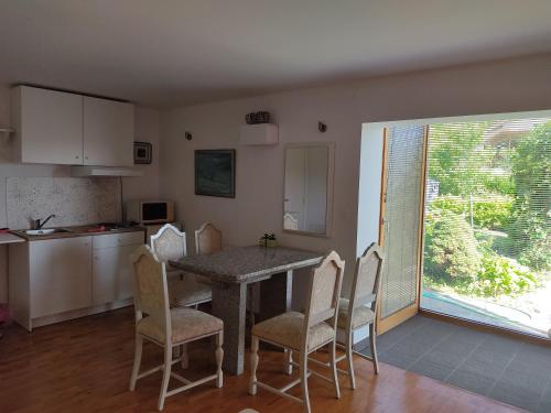 Η κουζίνα ή μικρή κουζίνα στο Apartment Sven