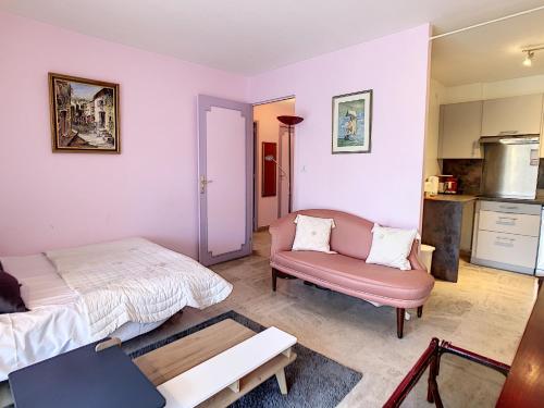 un salon avec un lit et un canapé dans l'établissement Le Windsor 2P DET2002, à Cannes