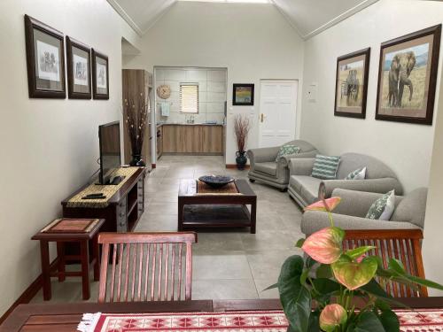 ein Wohnzimmer mit einem Sofa und einem Tisch in der Unterkunft The Bridge 19 - Self Catering in St Lucia