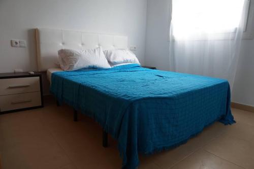 Un pat sau paturi într-o cameră la Condado De Alhama Apt-Pool-Park-Parking-Sleeps4