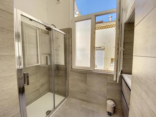 une salle de bain avec douche et porte vitrée dans l'établissement Lecerf 2P ZEI5517, à Cannes