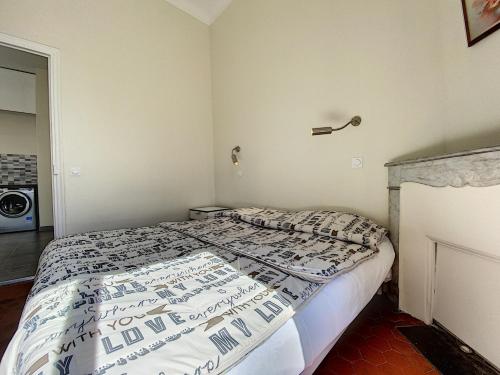 une chambre avec un lit dans une pièce dans l'établissement Lecerf 2P ZEI5517, à Cannes