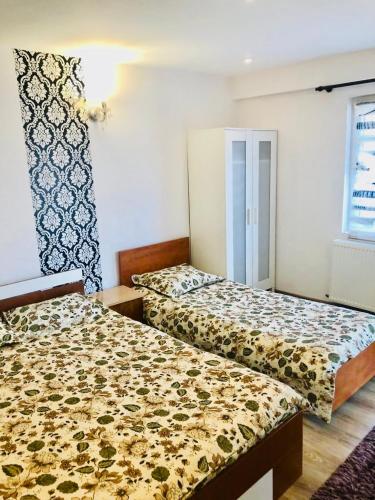 zwei Betten in einem Hotelzimmer in der Unterkunft Casa Alexia in Haţeg