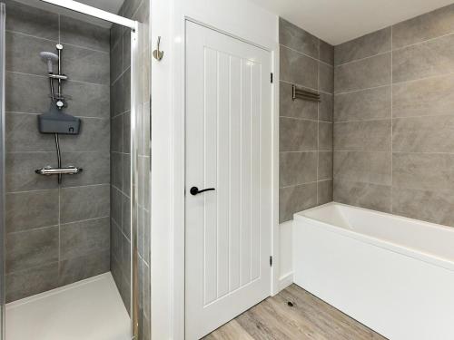 Bathroom sa Pass the Keys Newly Renovated Bungalow - Stunning views of Gower