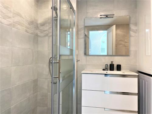 A bathroom at Top Floor Apartment - Amazing Sea View