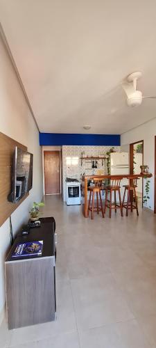 ein großes Wohnzimmer mit einem Tisch und einer Küche in der Unterkunft Apartamento lençóis 103 in Lençóis