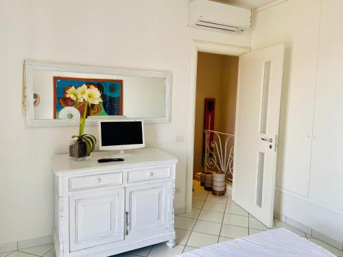 TV a/nebo společenská místnost v ubytování Villa Claudia a 400m dal mare