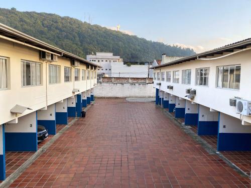 a row of buildings with a red brick courtyard at GUINZA in Balneário Camboriú