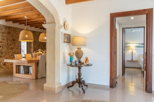 El PortにあるCan Cuarassaのテーブルとソファのあるリビングルーム