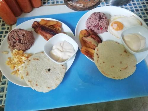 a blue tray with a plate of breakfast food at Donde Familia Manito in Paquera