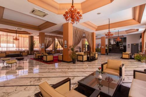 Ein Sitzbereich in der Unterkunft Hotel Meriem Marrakech