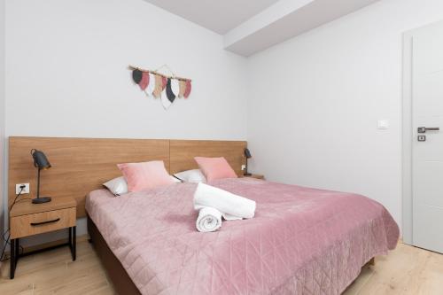 Postel nebo postele na pokoji v ubytování Two-bedroom Apartment Jodłowa in the Mountains by Renters