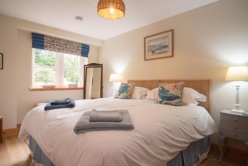 Llit o llits en una habitació de Steading Cottage - 50m from the beach