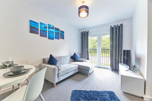 un soggiorno con divano e tavolo di Low Lights - Properties Unique a North Shields