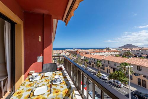 d'un balcon avec une table et une vue sur la ville. dans l'établissement MEDANO4YOU Mirandas Choice Penthouse, à El Médano