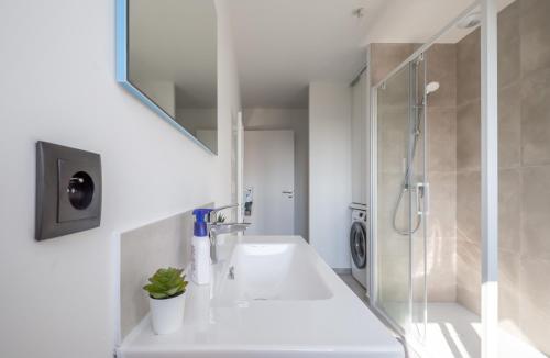 蓬托孔博的住宿－Liberation，白色的浴室设有水槽和淋浴。