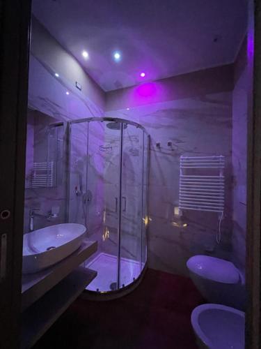 ナポリにあるLa Casa Di Ericaのバスルーム(シンク2台、シャワー、トイレ2つ付)