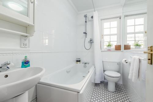 A bathroom at Abbey Street - 2 bedroom - Central