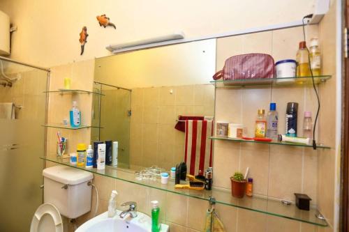 Ванна кімната в Captivating 2-Bed Cottage in Kampala