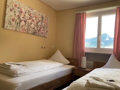Tempat tidur dalam kamar di Hotel Falknerei Galina