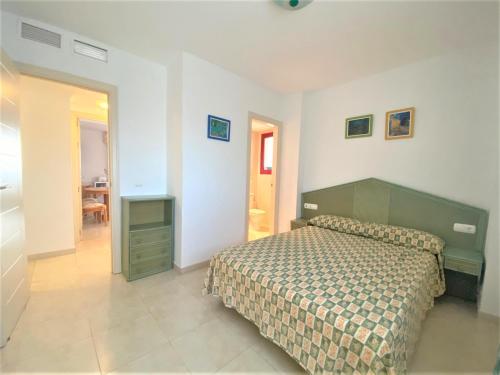 sypialnia z łóżkiem, stołem i biurkiem w obiekcie Amazing sea views Amatista 10 w mieście Calpe