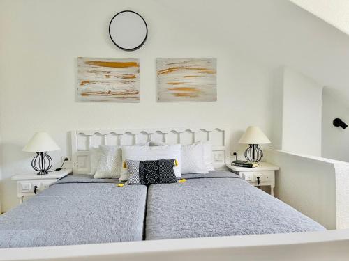 A bed or beds in a room at PARQUE SANTIAGO, PLAYA DE LAS AMERICAS