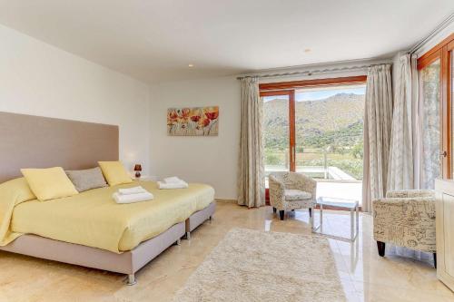 1 dormitorio con cama y ventana grande en La Vinya en Pollença