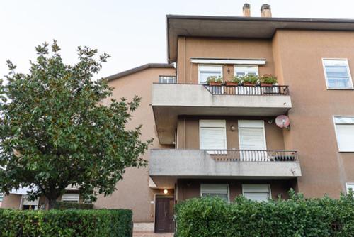 un edificio con un balcón con plantas. en APPARTAMENTO DI VIA REFINI II, en Spoleto