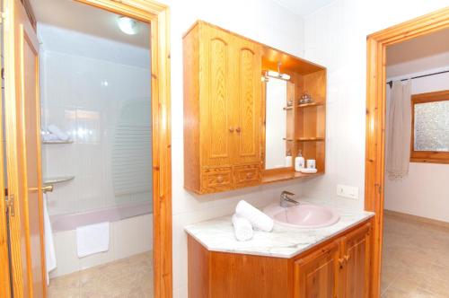 ein Badezimmer mit Waschbecken und Dusche in der Unterkunft Can Tomeu by Sonne Villas in Cala Galdana