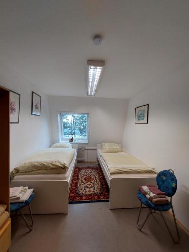1 dormitorio con 2 camas y ventana en Pension beim Kastell, en Sulz am Neckar