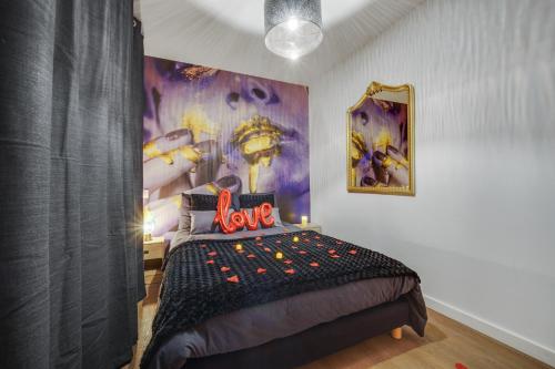 Letto o letti in una camera di SWEET ANGEL Suite romantique avec SPA